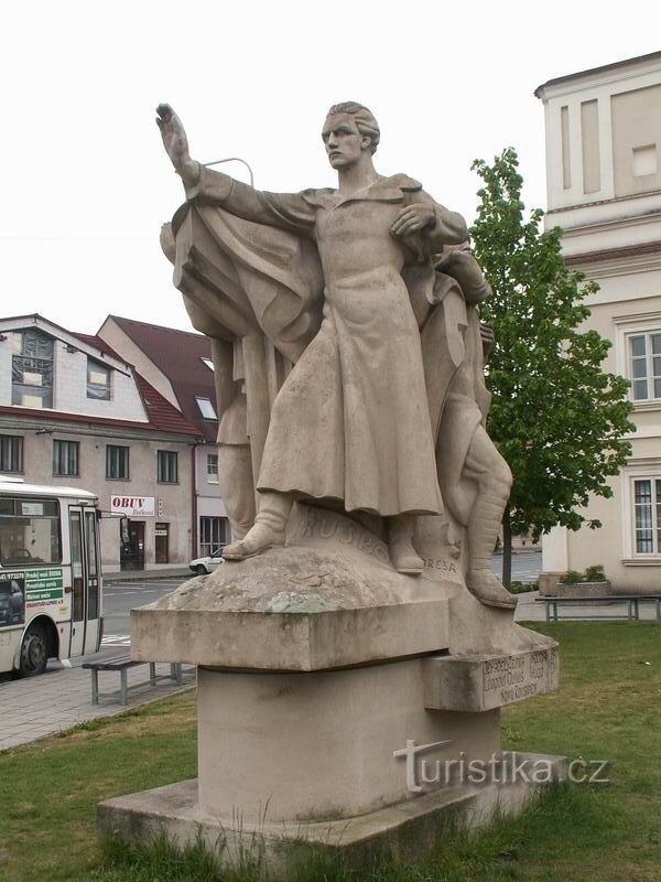 Το άγαλμα στο Ρουσίνοφ