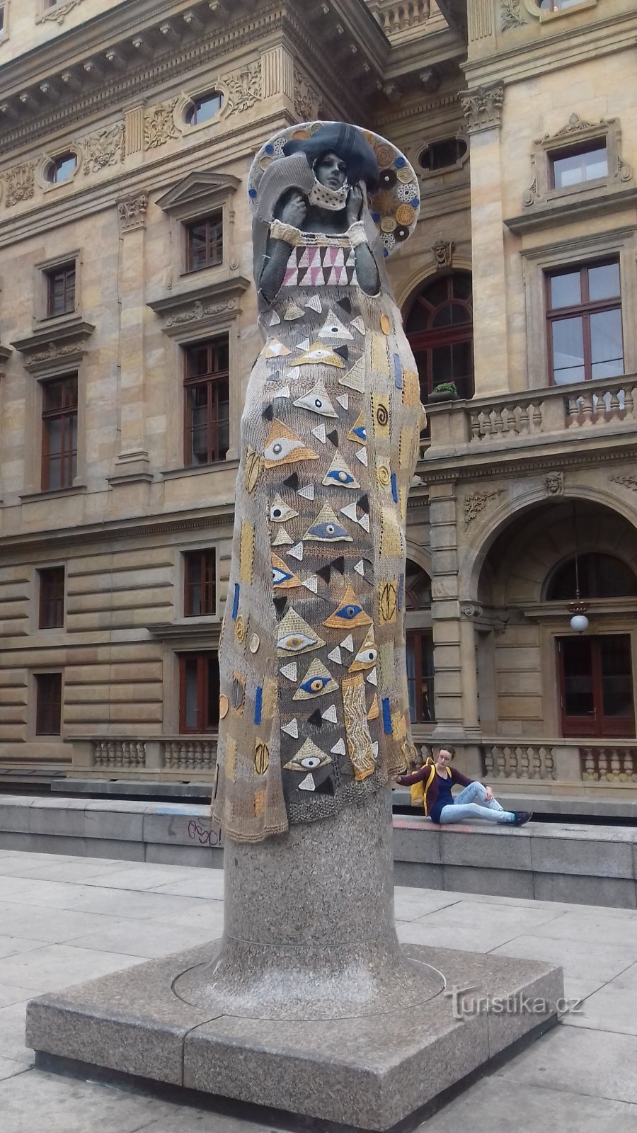 la statue en pleine vue - sur la zone derrière l'ancien Théâtre National et les nouveaux bâtiments