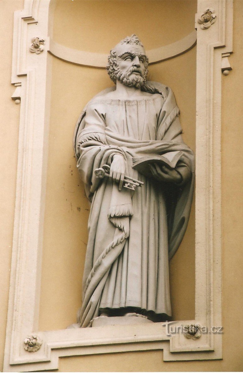 Staty i nisch av fasaden