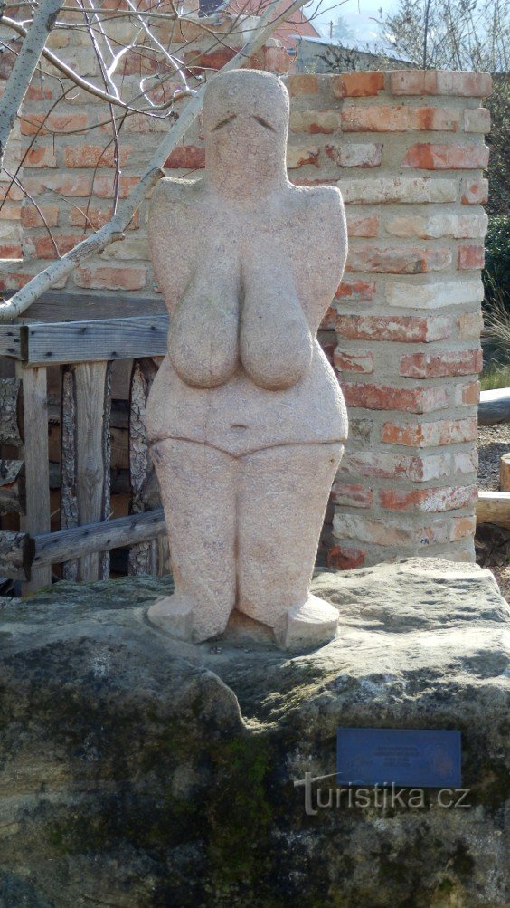 The statue of Věstonické Venus in the garden of the Balloon guesthouse (photo by Jaroslav Pilař)