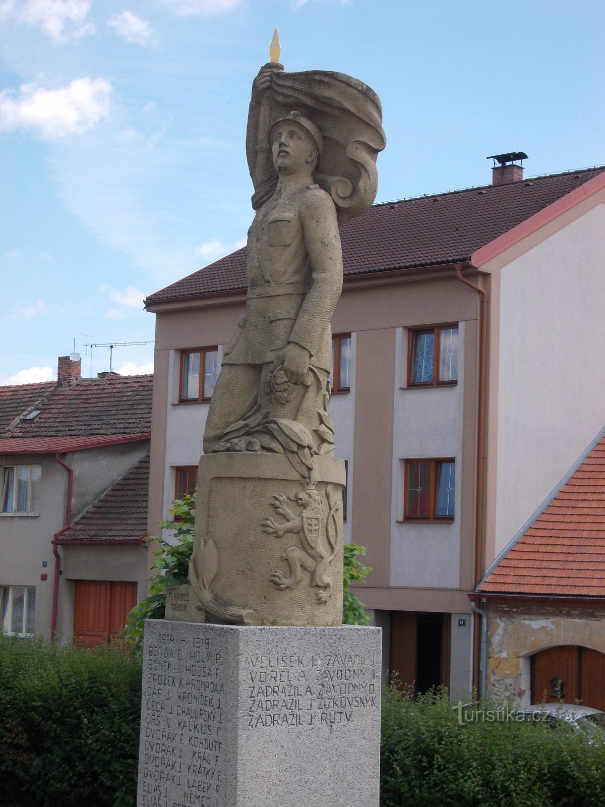 statuia unui soldat pe monumentul victimelor Primului Război Mondial