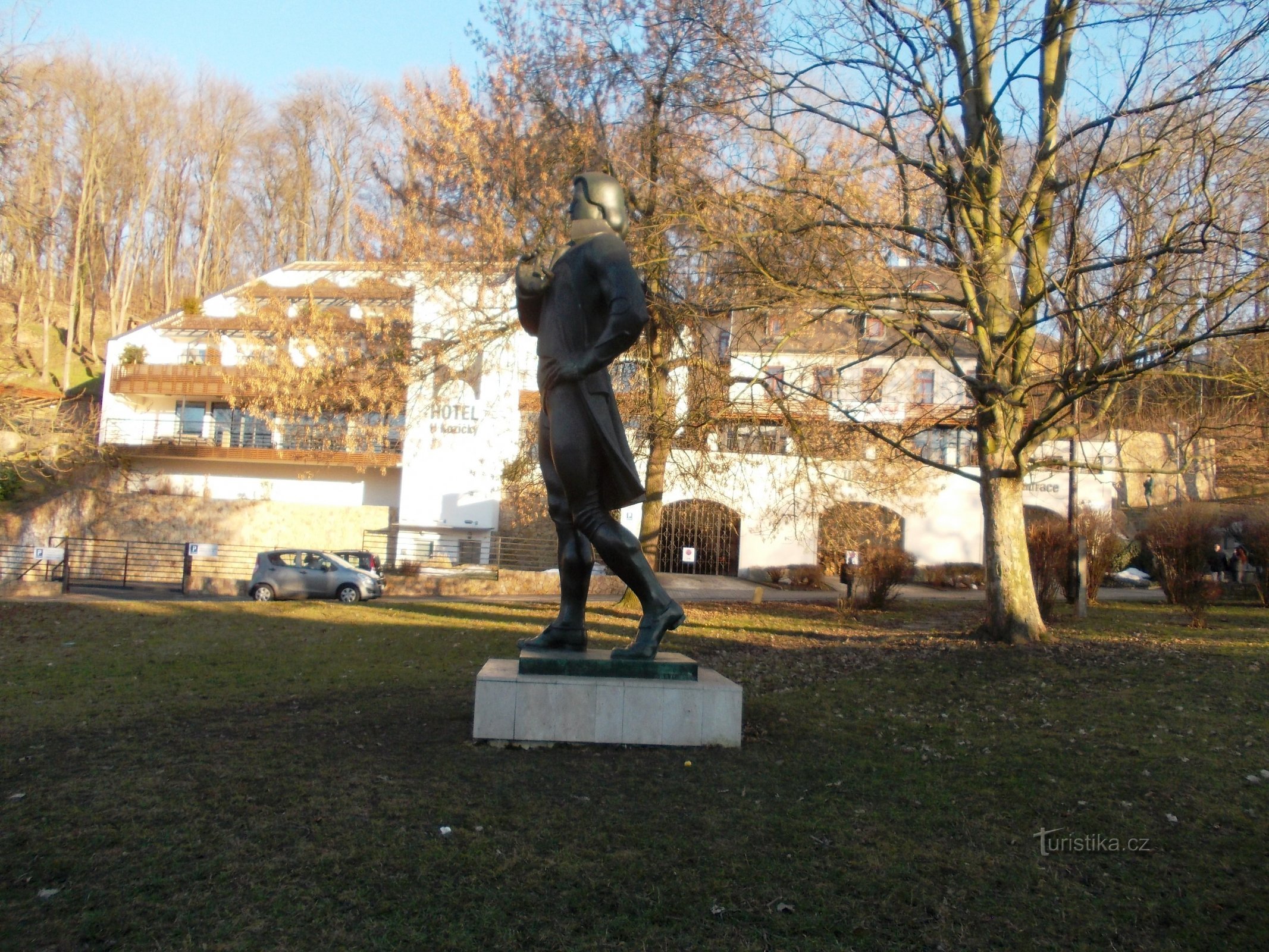 staty av Wolfgang Amadeus Mozart i parken
