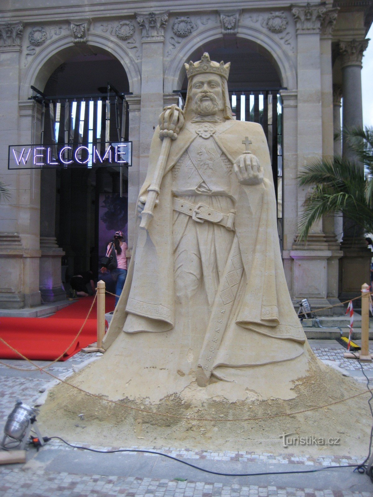 Zandbeeld van Karel IV. in Karlovy Vary