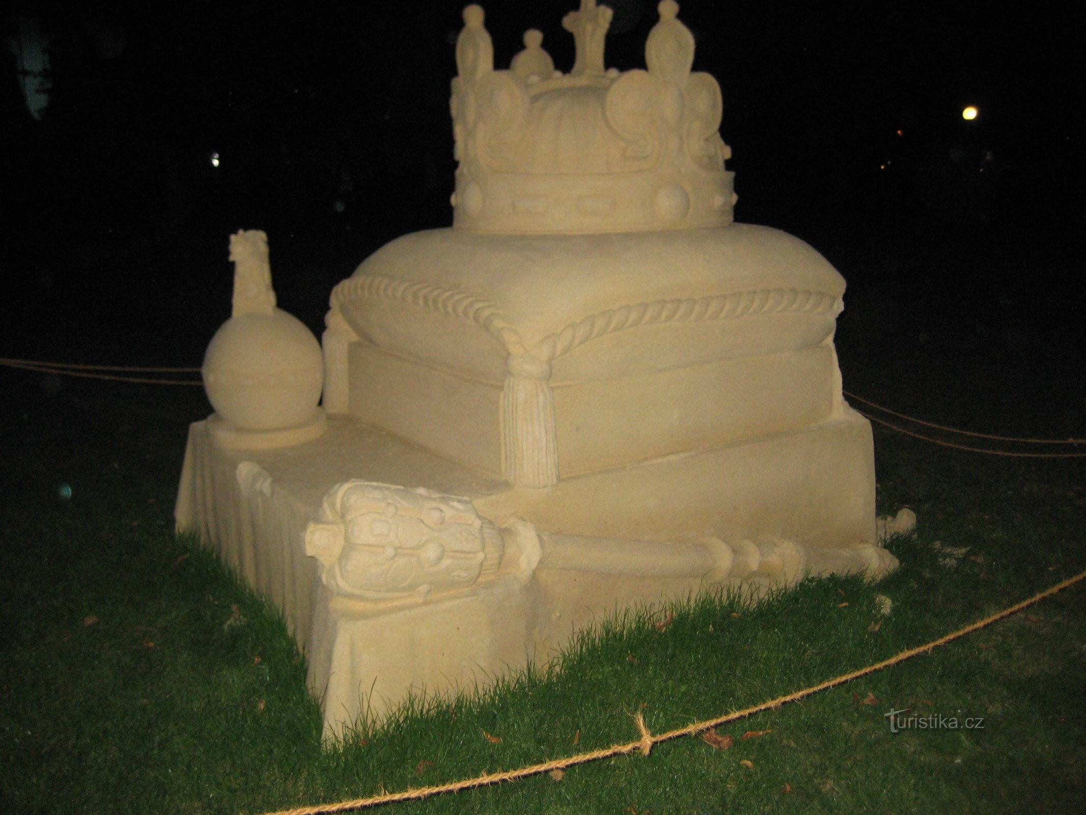 Sand sculpture: Coronation Jewels - Karlovy Vary