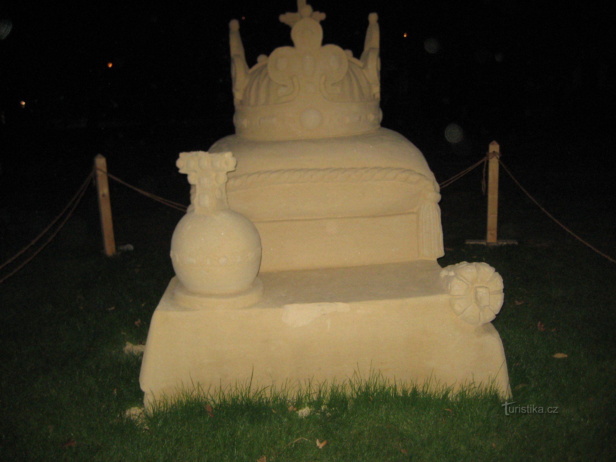 砂の彫刻: 戴冠式の宝石 - カルロヴィ ヴァリ