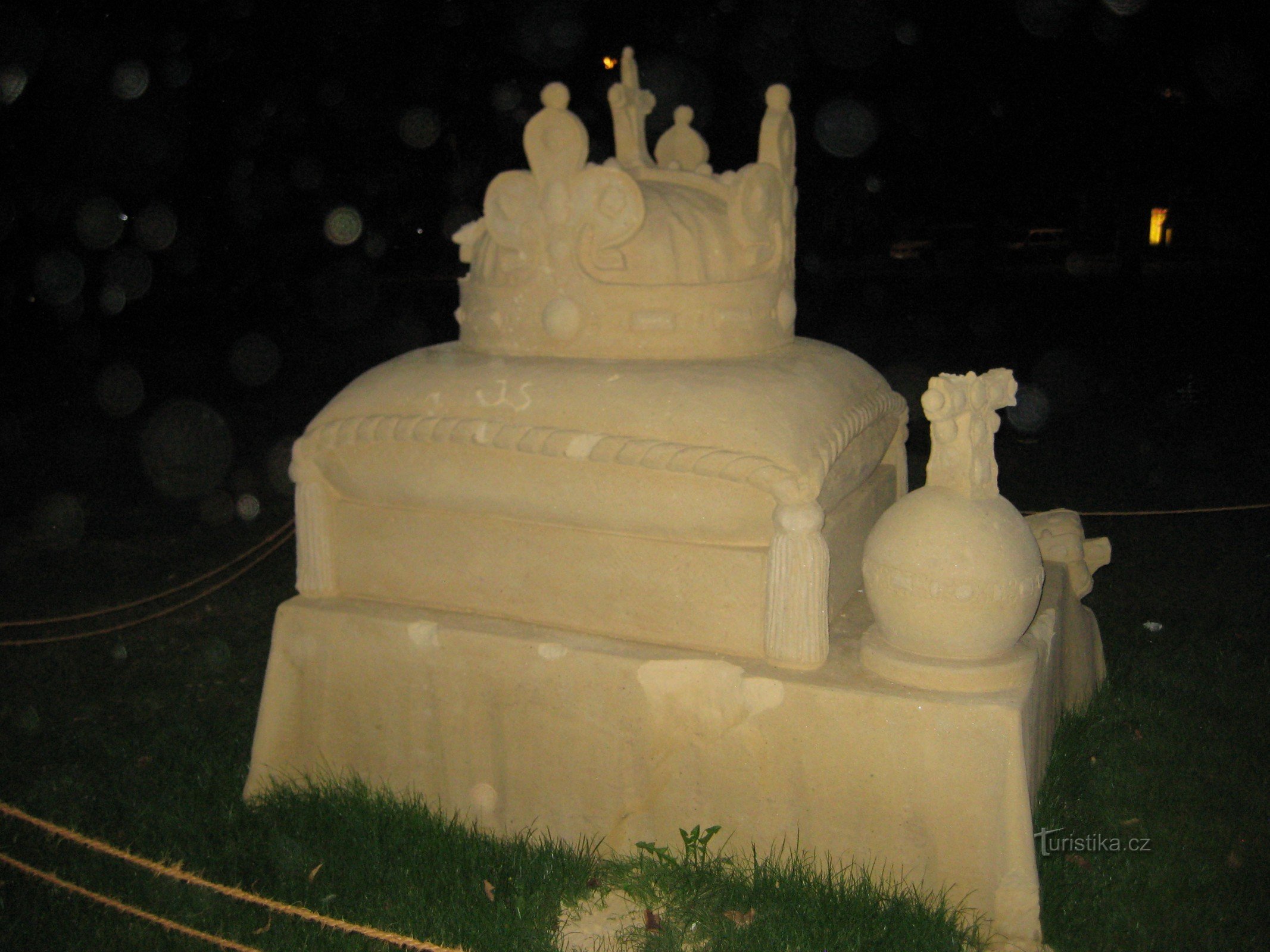 Sand sculpture: Coronation Jewels - Karlovy Vary