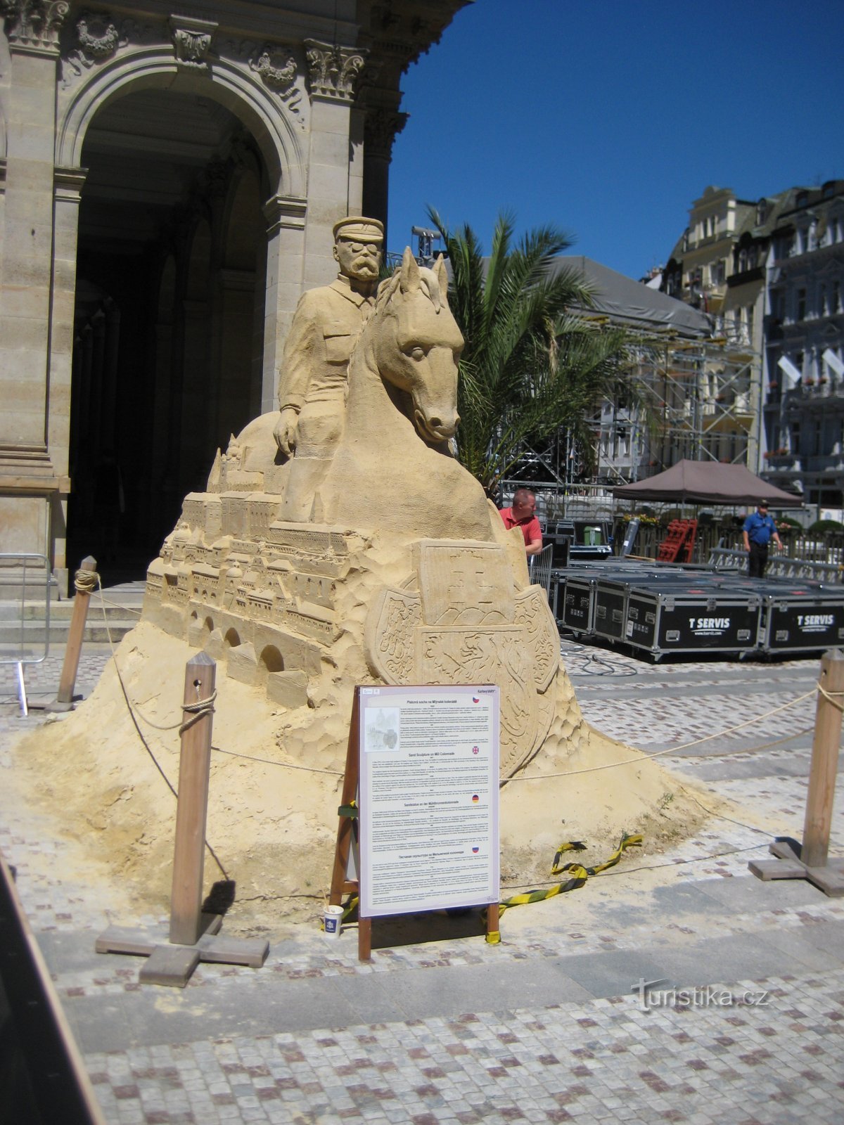 Sandskulptur: TG Masaryk zu Pferd in Karlovy Vary