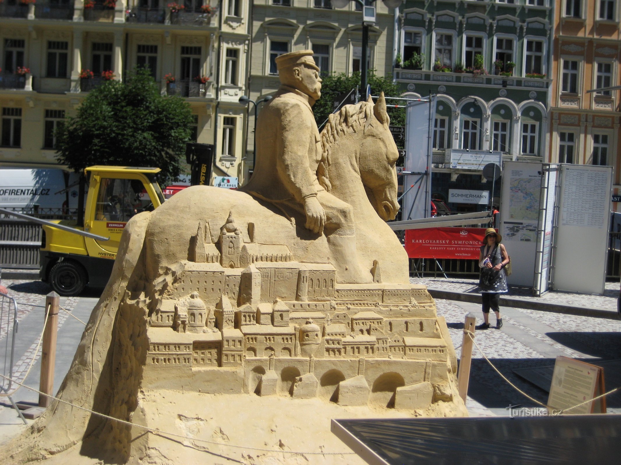 Zandsculptuur: TG Masaryk te paard in Karlovy Vary