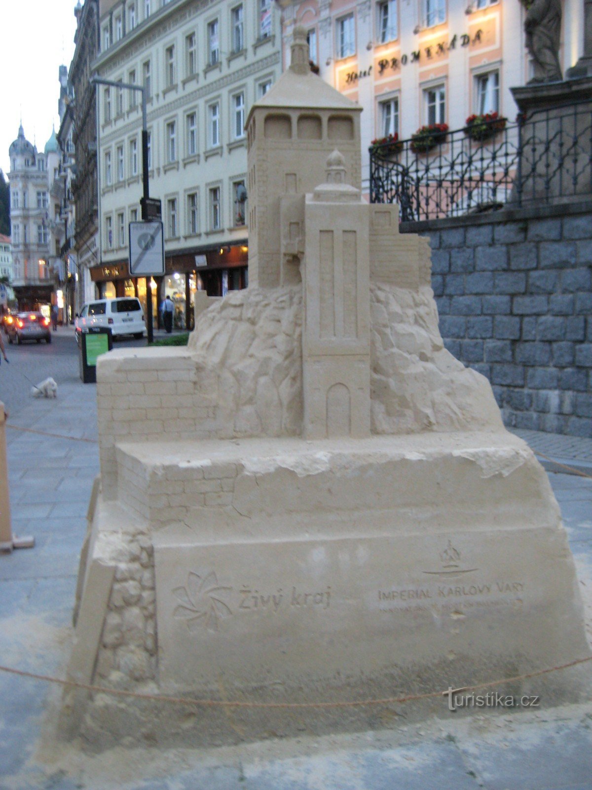 Sandskulptur: Slottstorn i Karlovy Vary