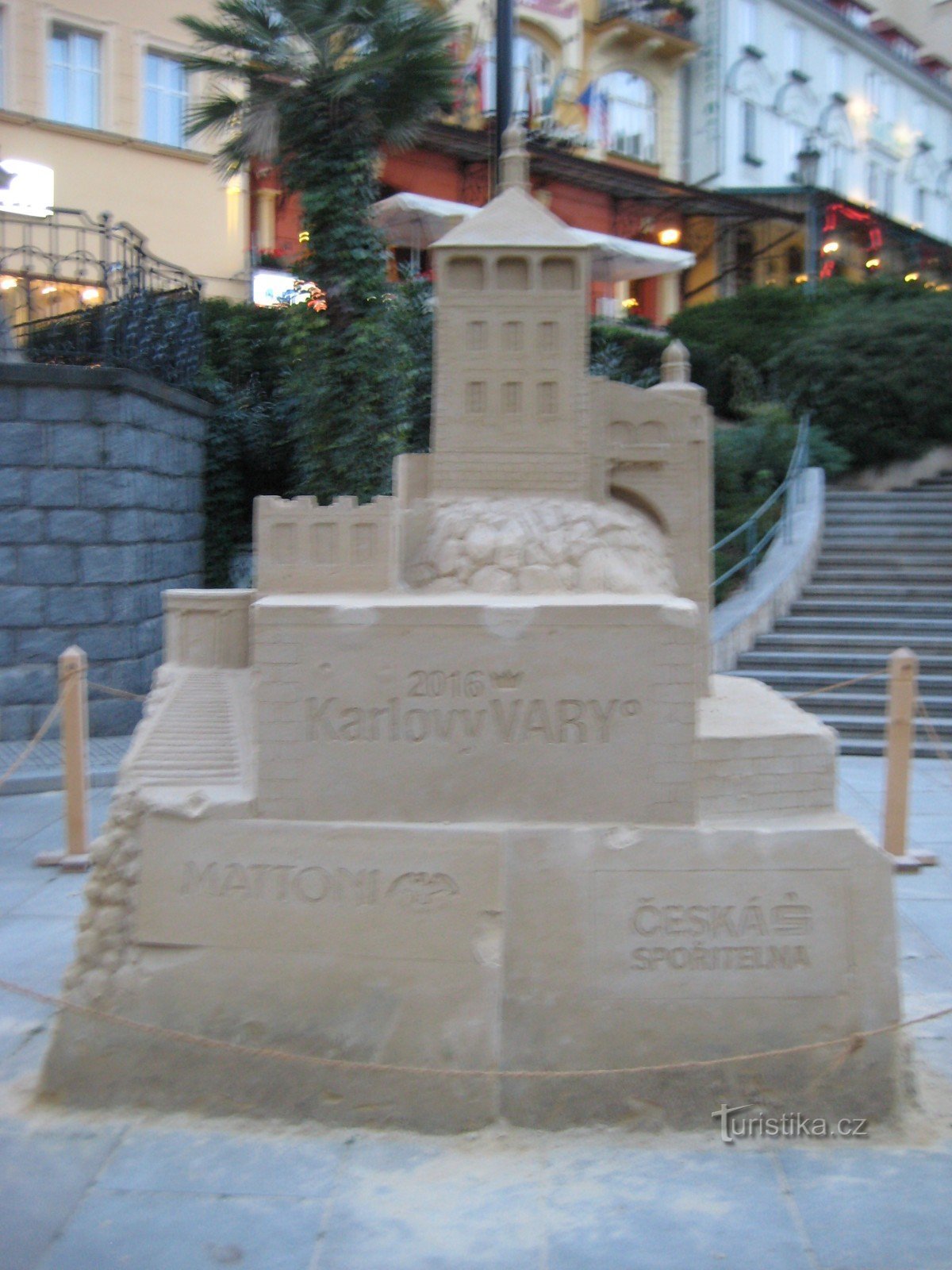 Sandskulptur: Slottstorn i Karlovy Vary
