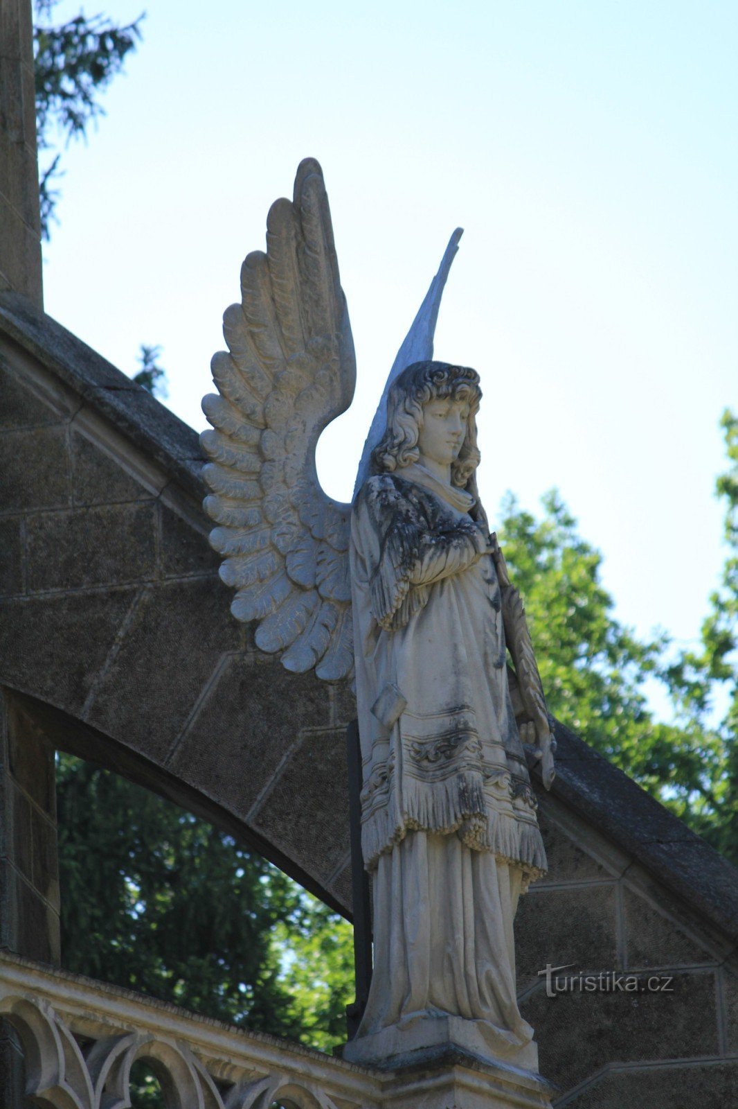 Uma estátua decorando um túmulo