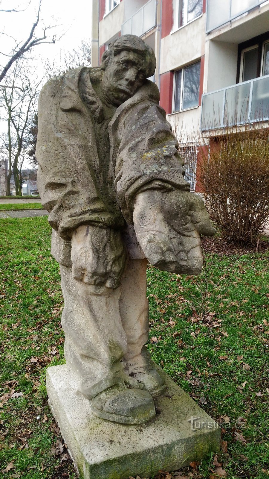 La statue "Mendiant" à Postoloprty.