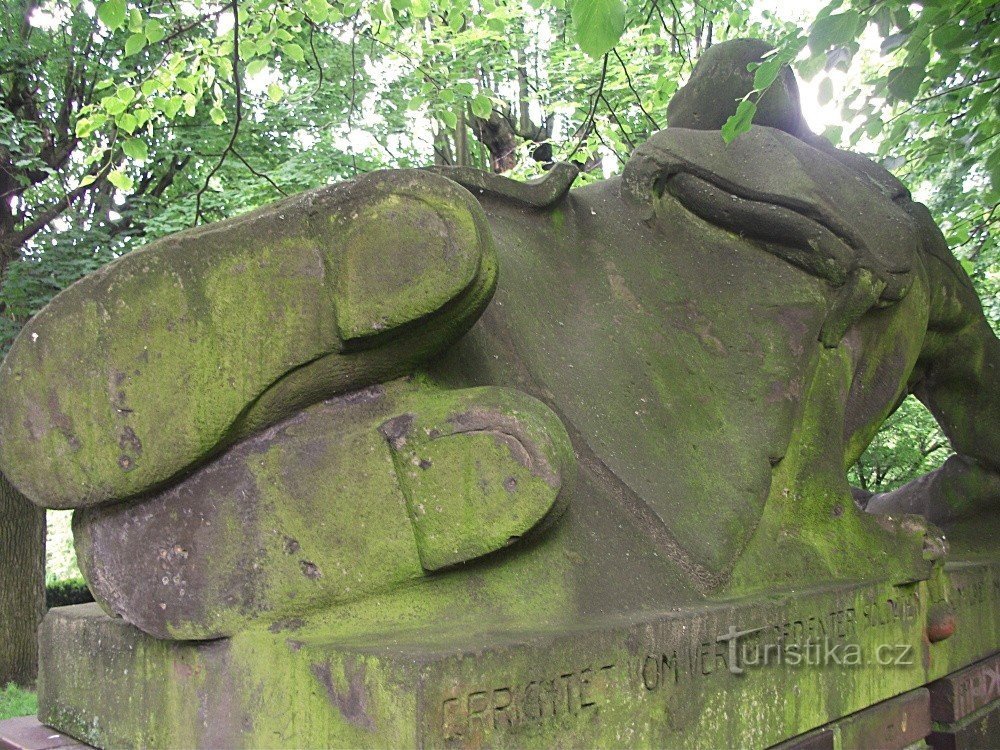 Statue eines verwundeten Soldaten in Chlumec