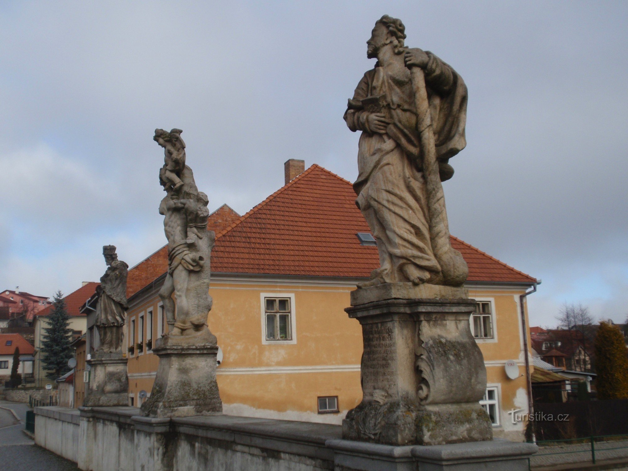 Skulpturell utsmyckning av bron under slottet i Brtnice nära Jihlava