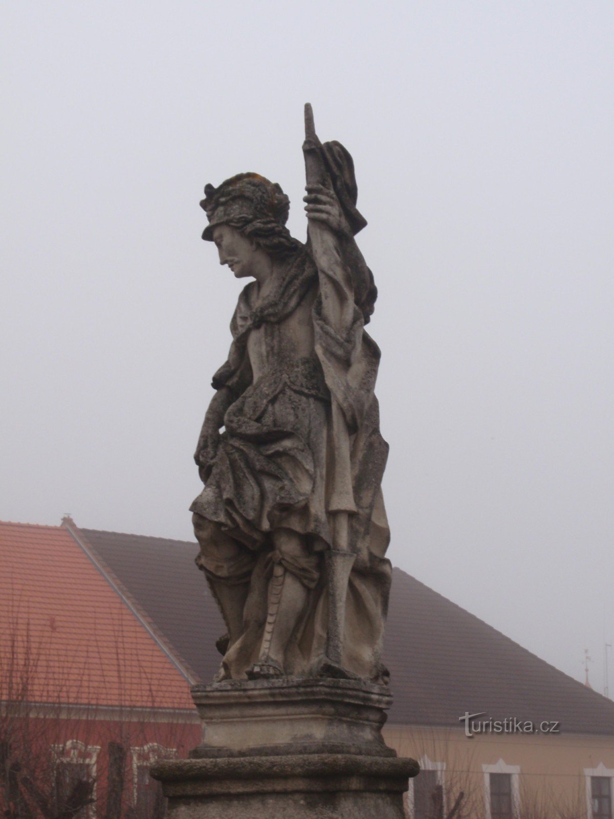 Raatihuoneen edustalla sijaitsevan sillan veistoksellinen koristelu Brtnicessä Jihlavan lähellä