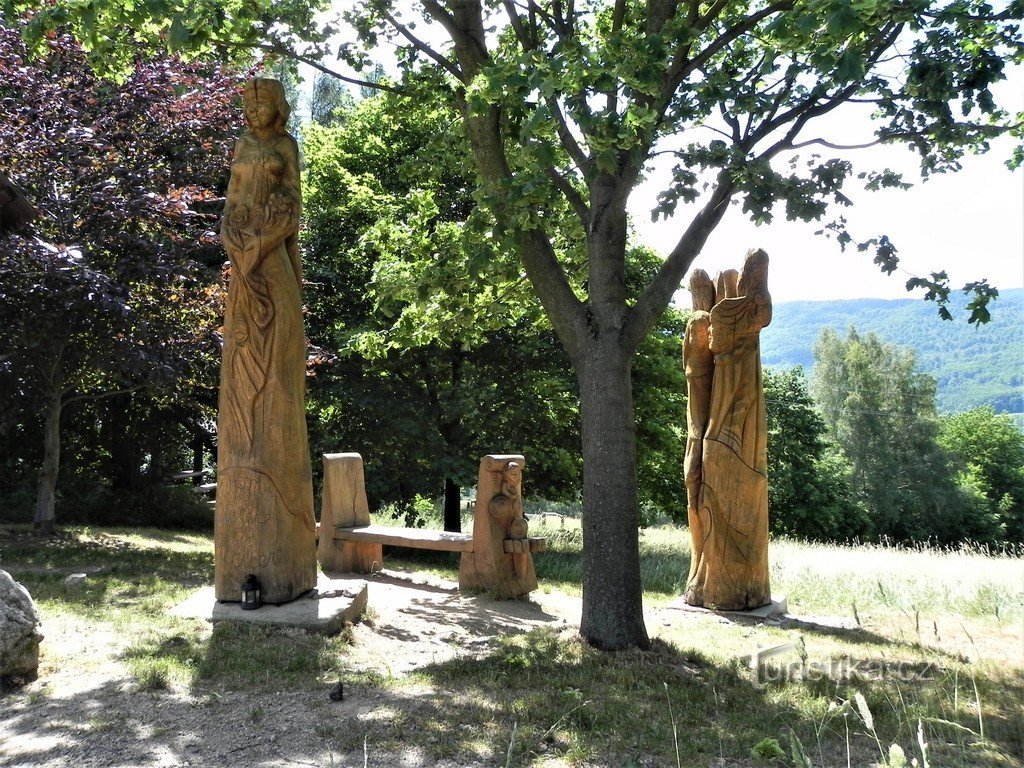 Statuer og en bænk ved udsigtspunktet