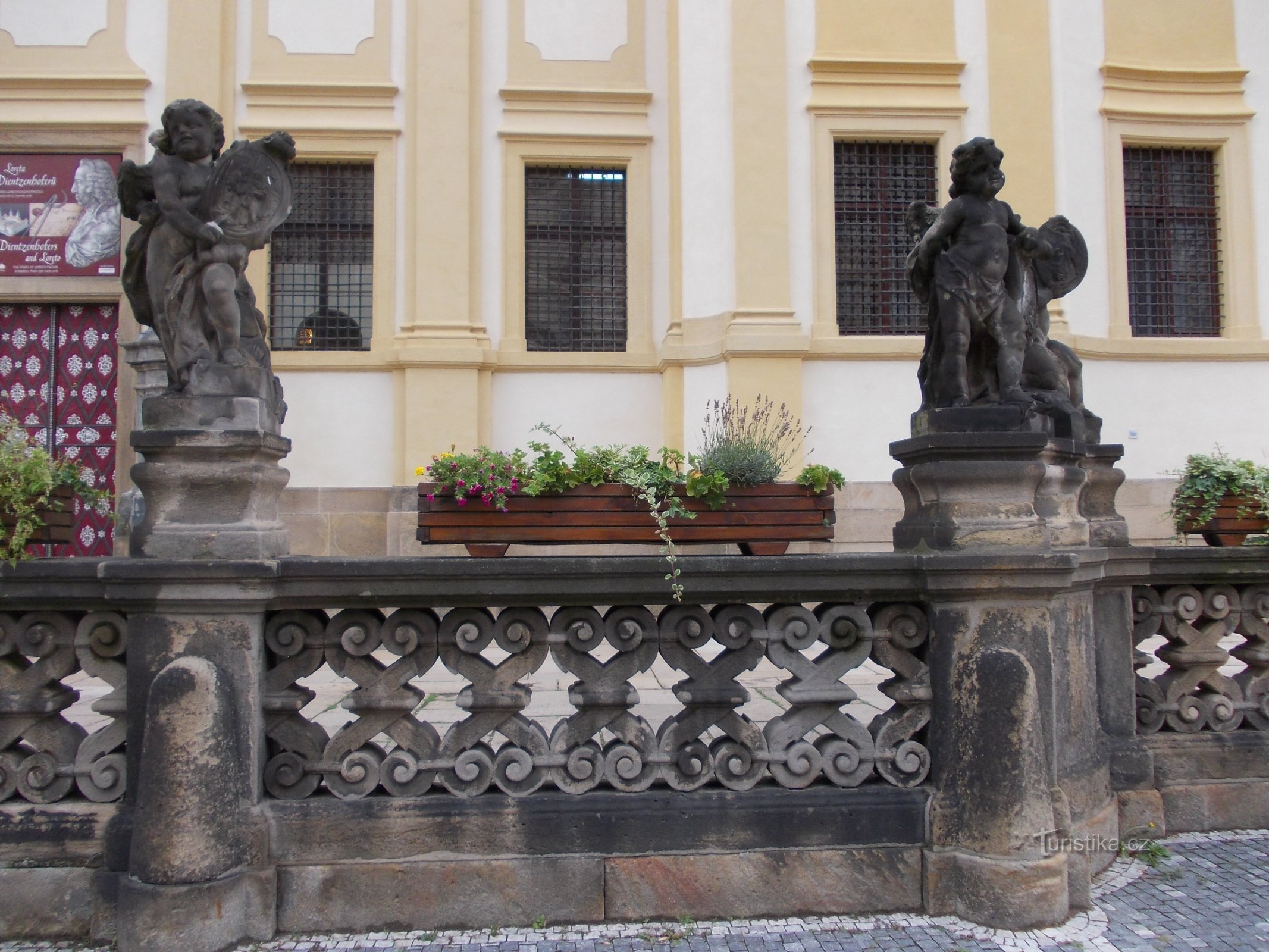statues d'anges avec carrousels sur la balustrade