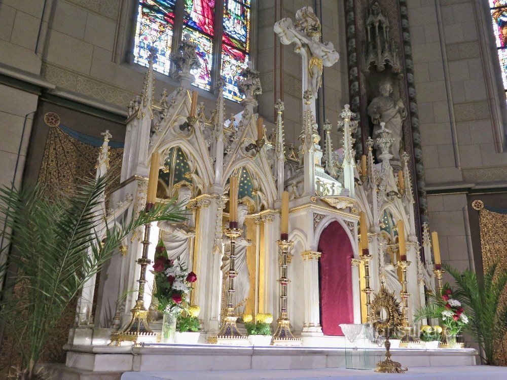 posągi Ojców Kościoła na ołtarzu głównym