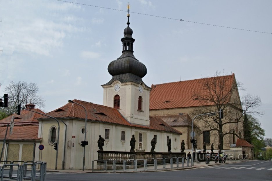 posągi krewnych Chrystusa przed klasztorem kapucynów