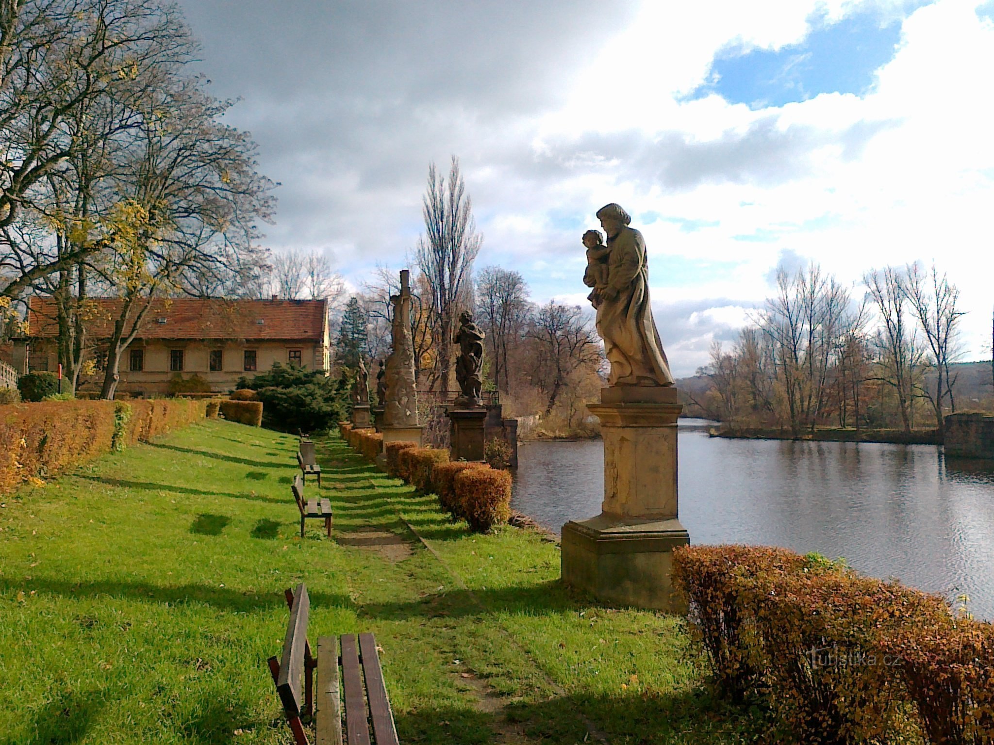 Posągi nad zatoką w Libochovicach.