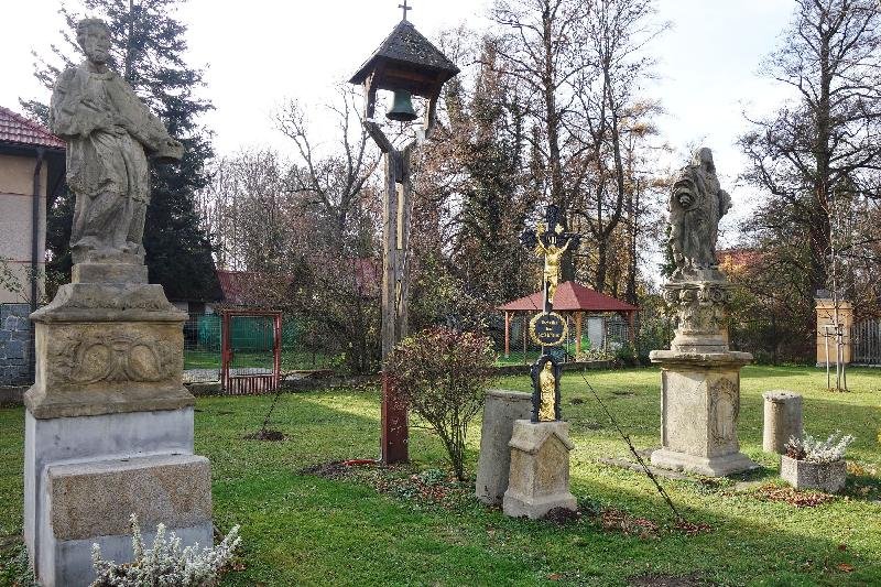 sochy Panny Marie a sv. Jana Nepomuckého