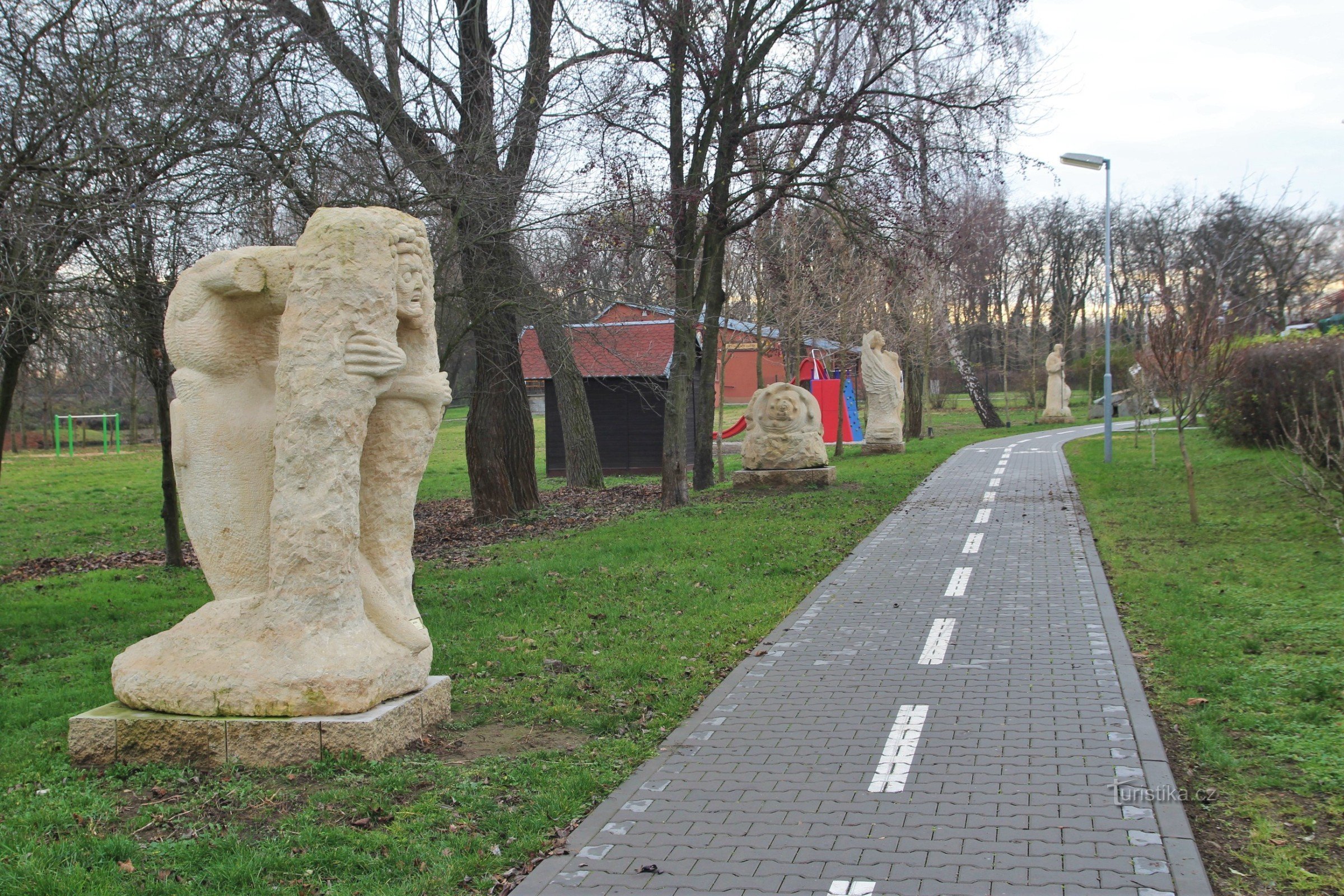 Những bức tượng dọc theo con đường dành cho xe đạp