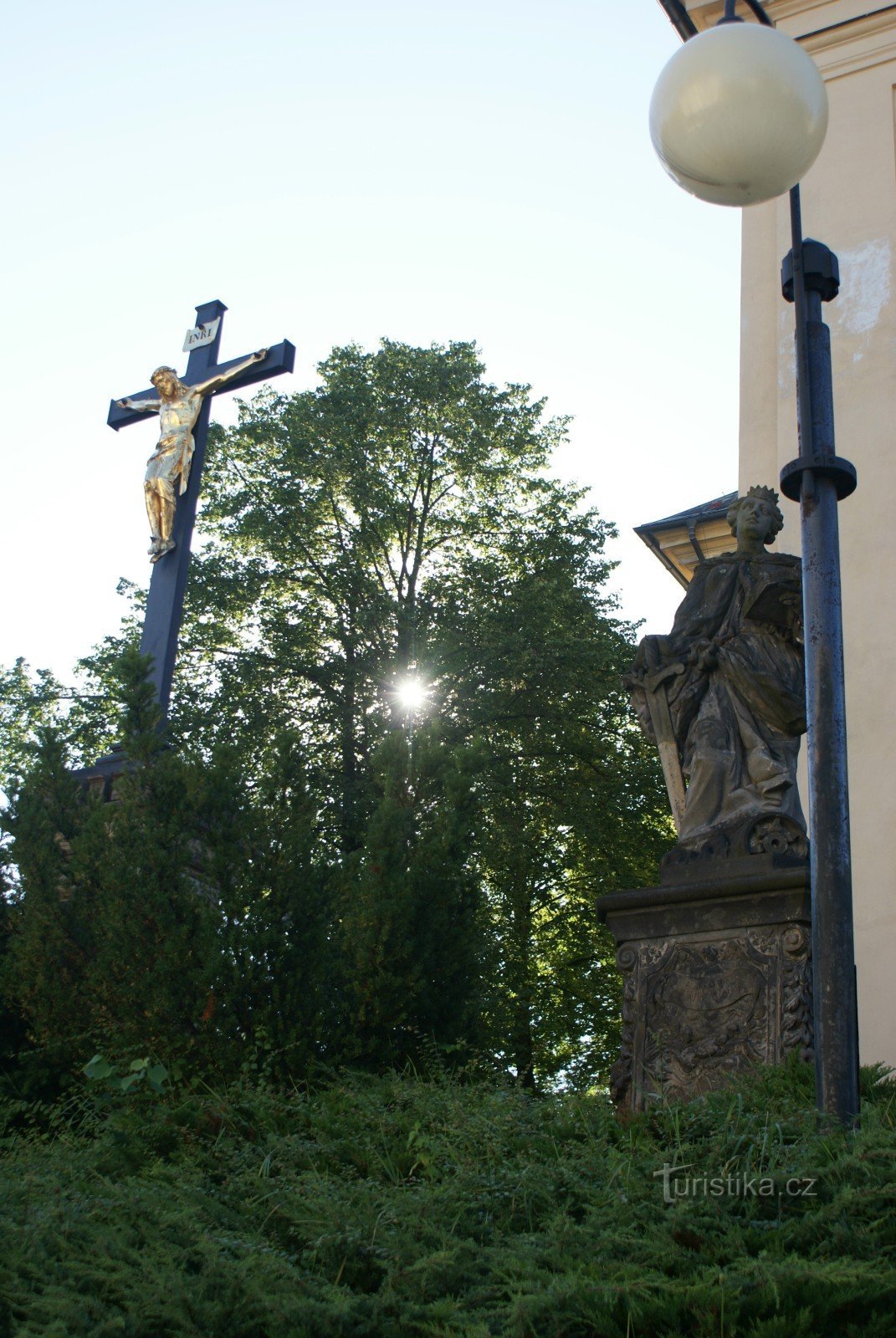 statui în fața bisericii