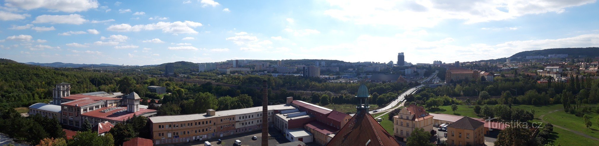 Szobrok a Most város Szűz Mária Mennybemenetele temploma előtt