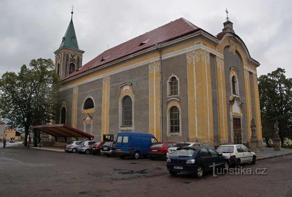 statyer framför kyrkan St. Lawrence