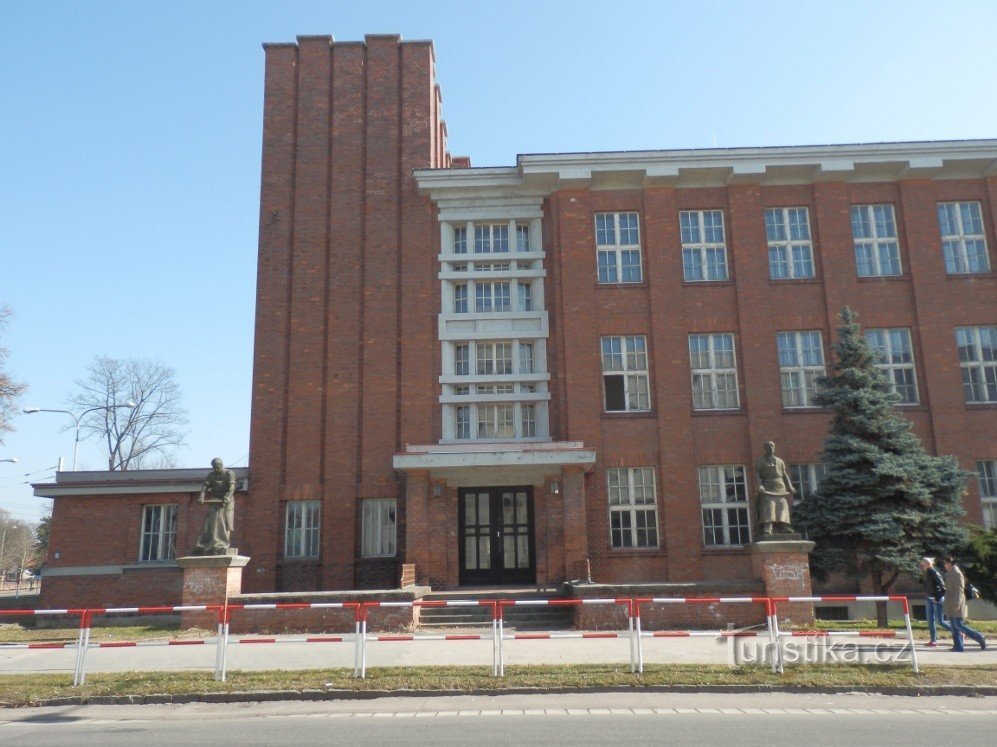 Beelden voor de ingang van de Koželuz-school (tegenwoordig de middelbare technische school)