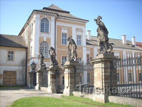 Statui la intrarea în curtea castelului