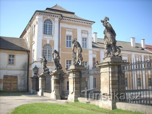 Statue all'ingresso del cortile del castello