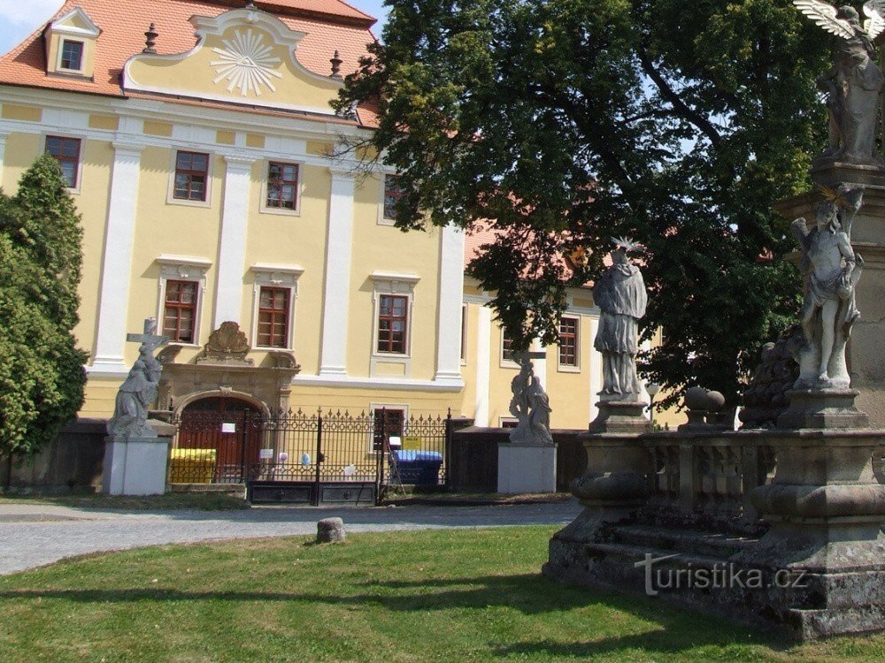 Posągi św. Bernarda i św. Luitgardowie