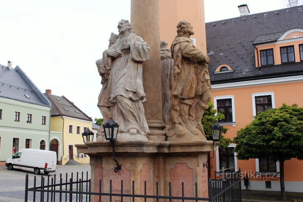 Posągi św. Rocha i św. Franciszka Ksawerskiego