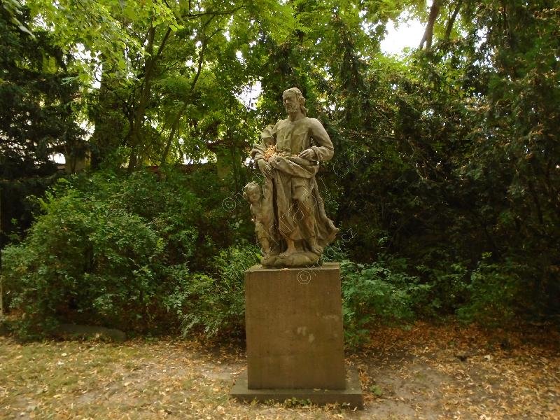 sochy sv. Vojtěcha, sv. Šebestiána, sv. Josefa, sv. Jana Nepomuckého