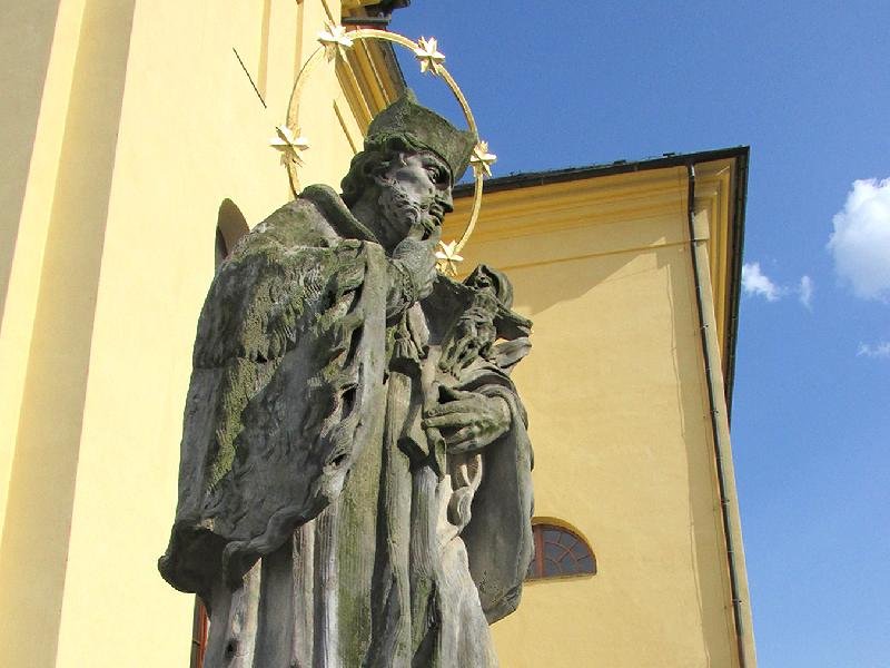sochy svatých u kostela sv. Jakuba Většího.