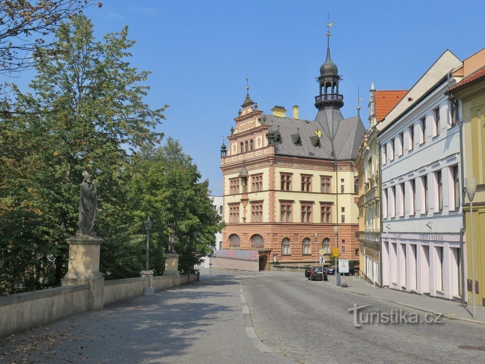 standbeelden van heiligen in Široká Street