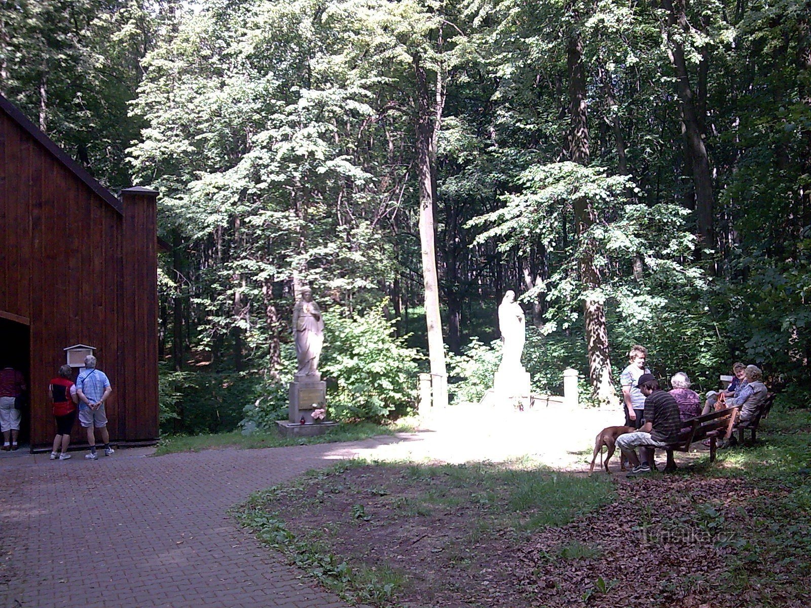 Statuen bei der Kapelle mit Sitzgelegenheiten.