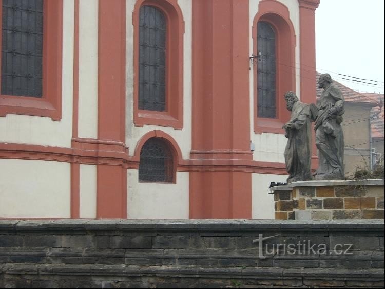 Beelden bij de kerk