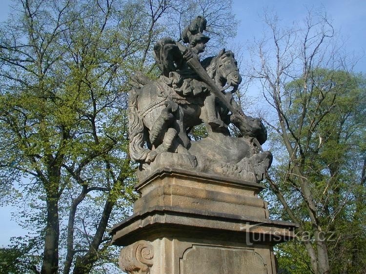 Statuen rund um die Kirche