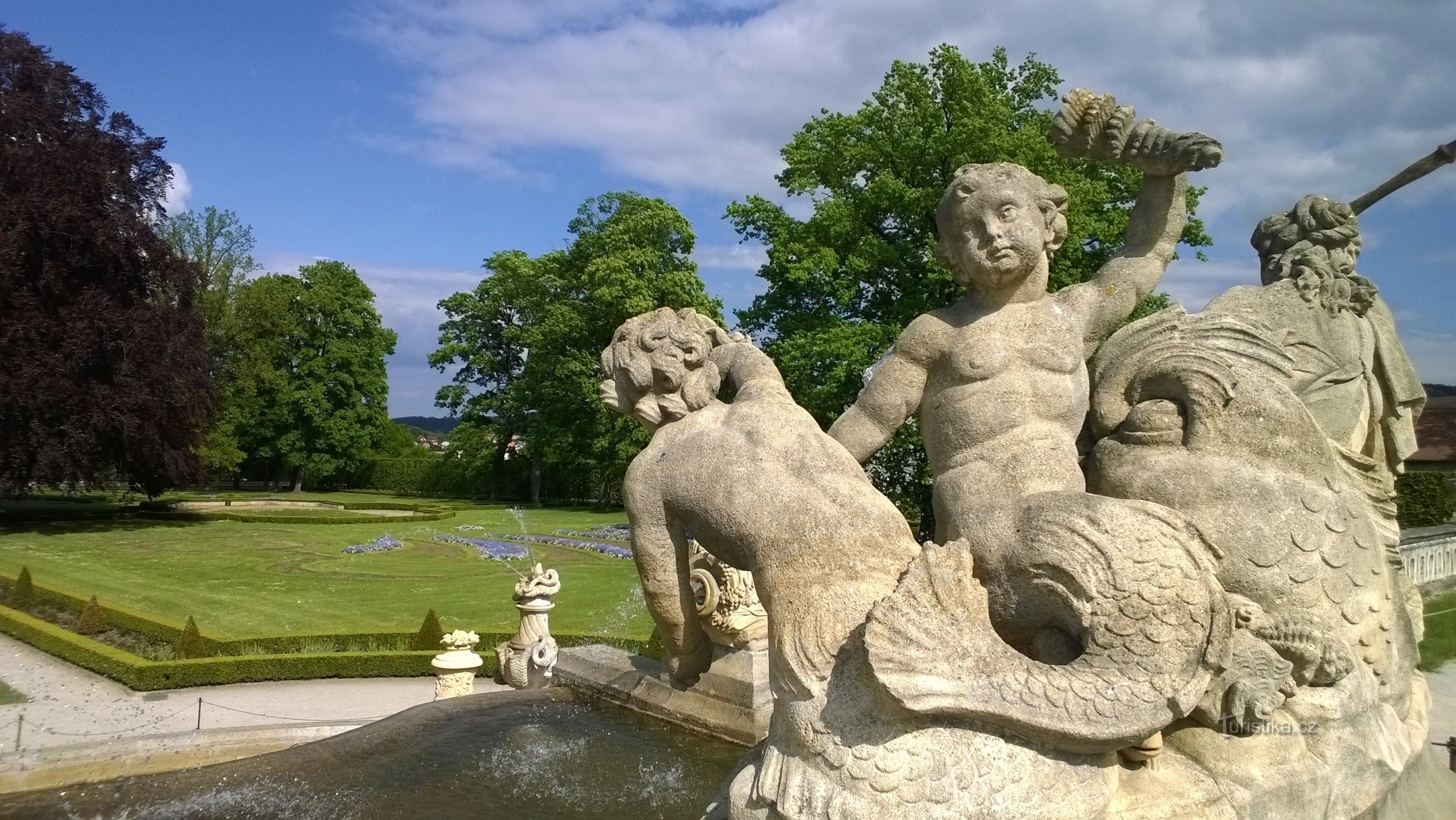 Sculture in un vasto giardino.