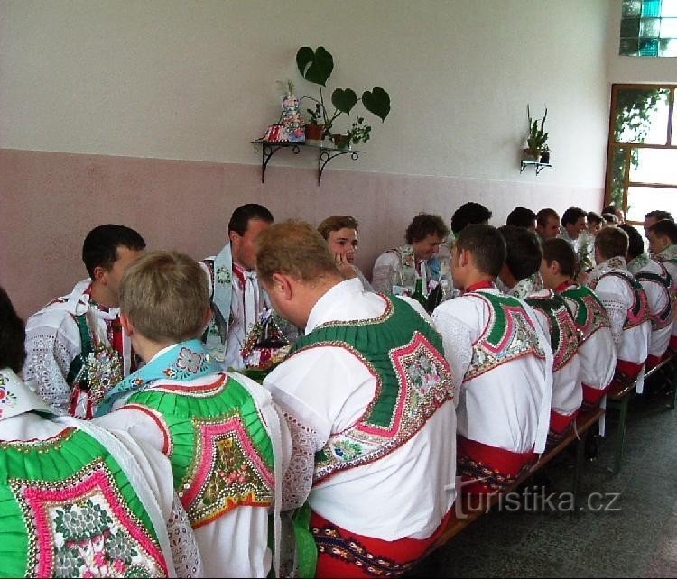 shohajé bij het huis van de oude man: de Lanzhotska chasa wordt getrakteerd op een feestelijk feest