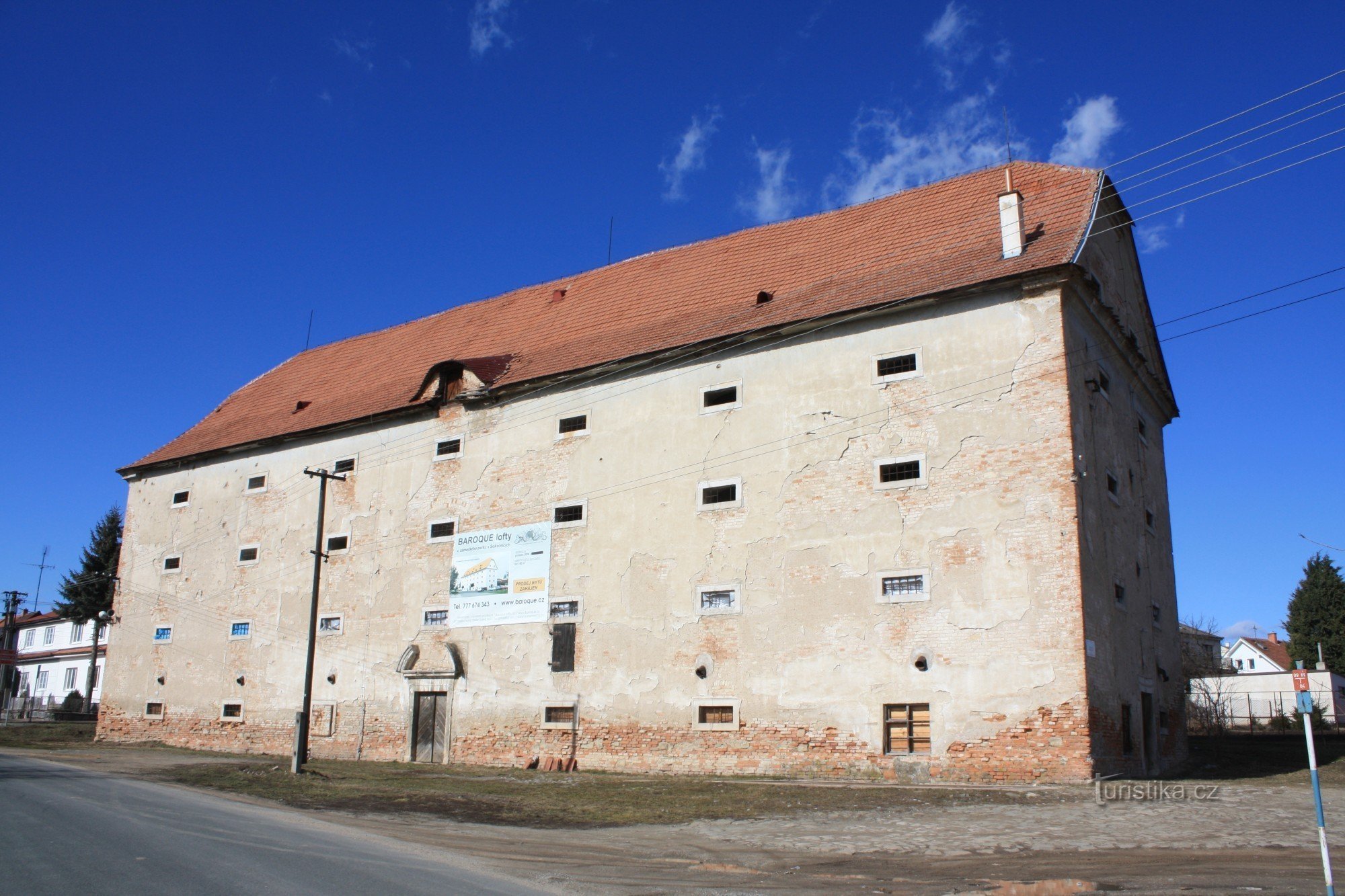 ソコルニツェ - バロック様式の城の穀倉地帯