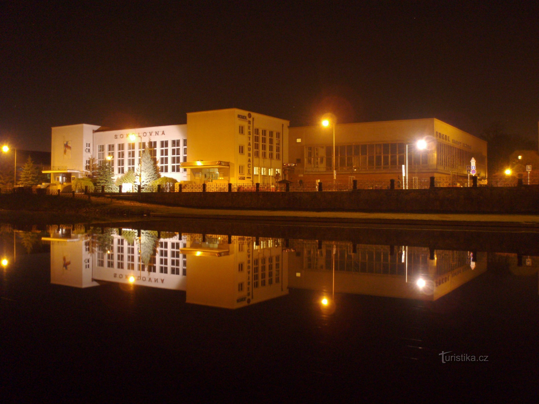 Sokolovna (Hradec Králové, 16.4.2011. elokuuta XNUMX)