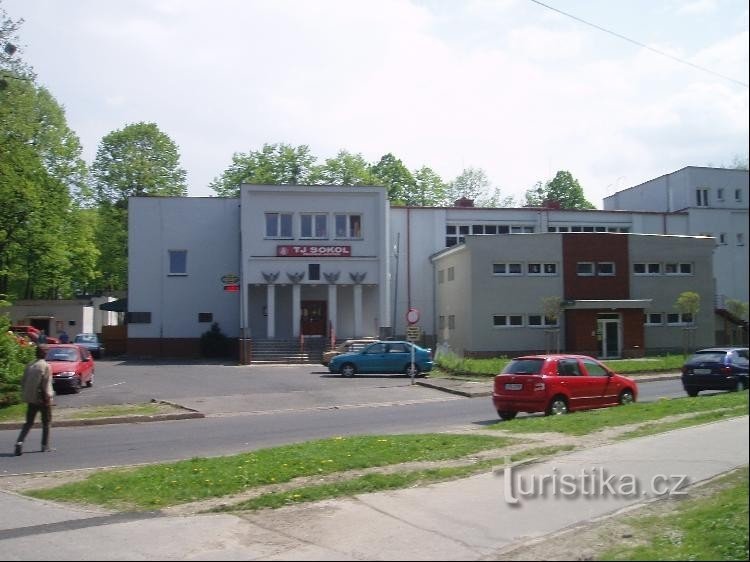 Sokolovna a Frýdek dietro piazza Kostík vicino a Sadů Svobody