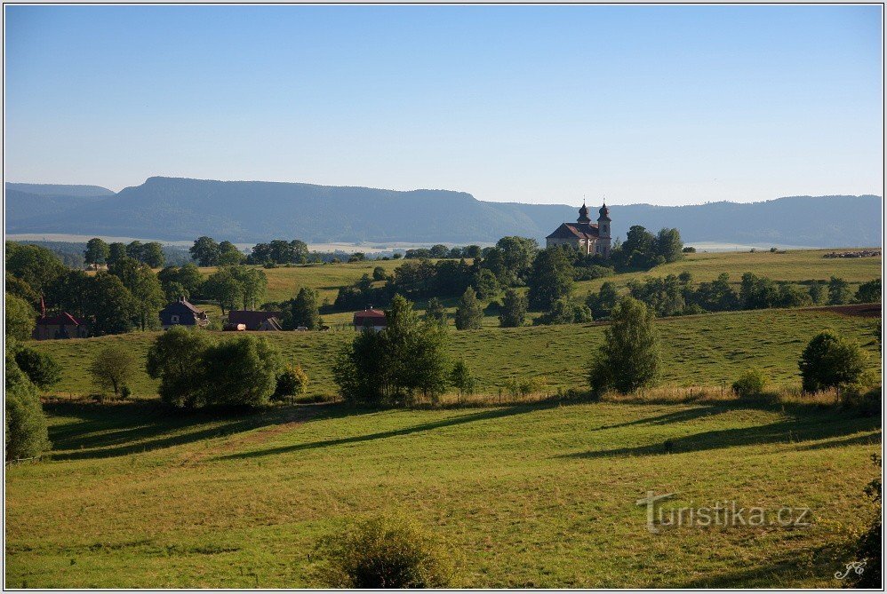 Iglesia de Šonovský con muros de Broumovský al fondo