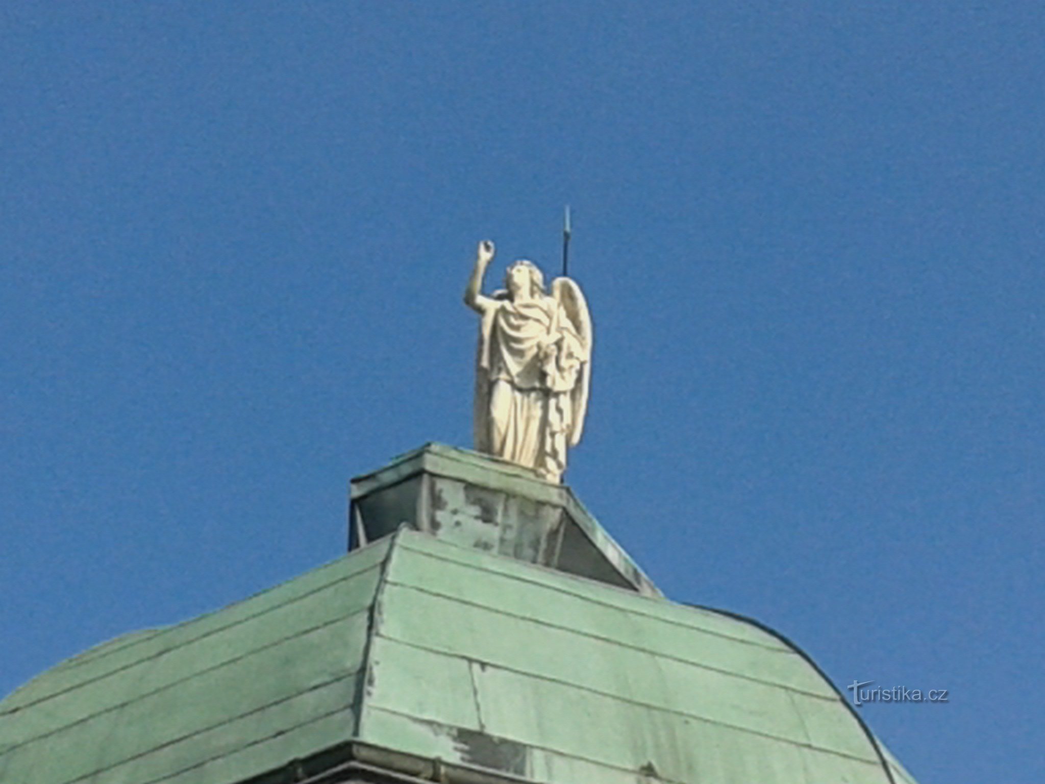 standbeeld van een engel op het administratiegebouw
