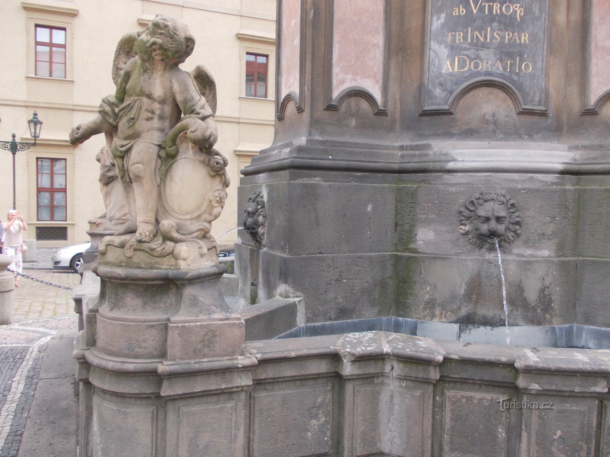 en statue af en engel og en vandtud