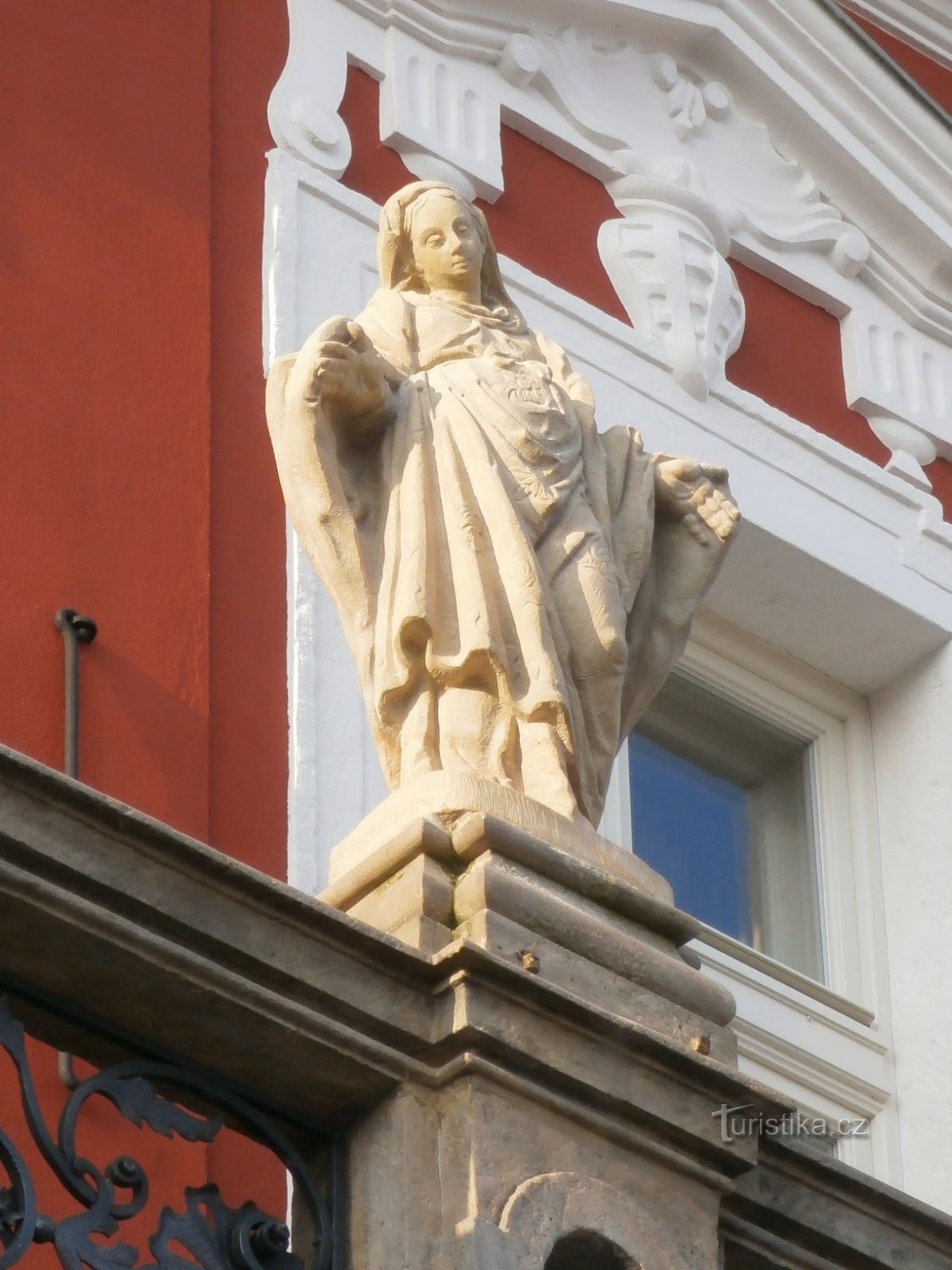 Αγαλματίδιο της Παναγίας στο κιγκλίδωμα του U Špuláků (Hradec Králové, 14.7.2013/XNUMX/XNUMX)