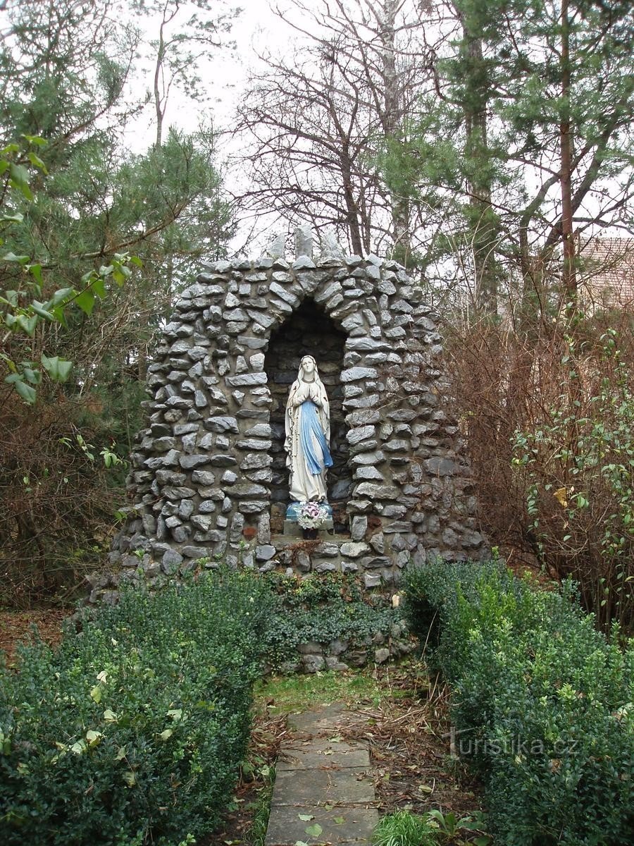 estatua de la Virgen María en el parque del castillo